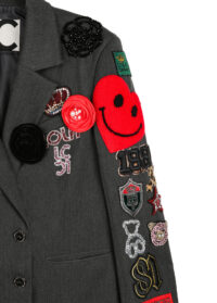 americana-cruzada-oversize-detalle-parches-5