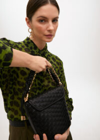 bandolera-con-solapa-material-trenzado-efecto-piel-3