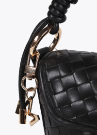 bandolera-con-solapa-material-trenzado-efecto-piel-4