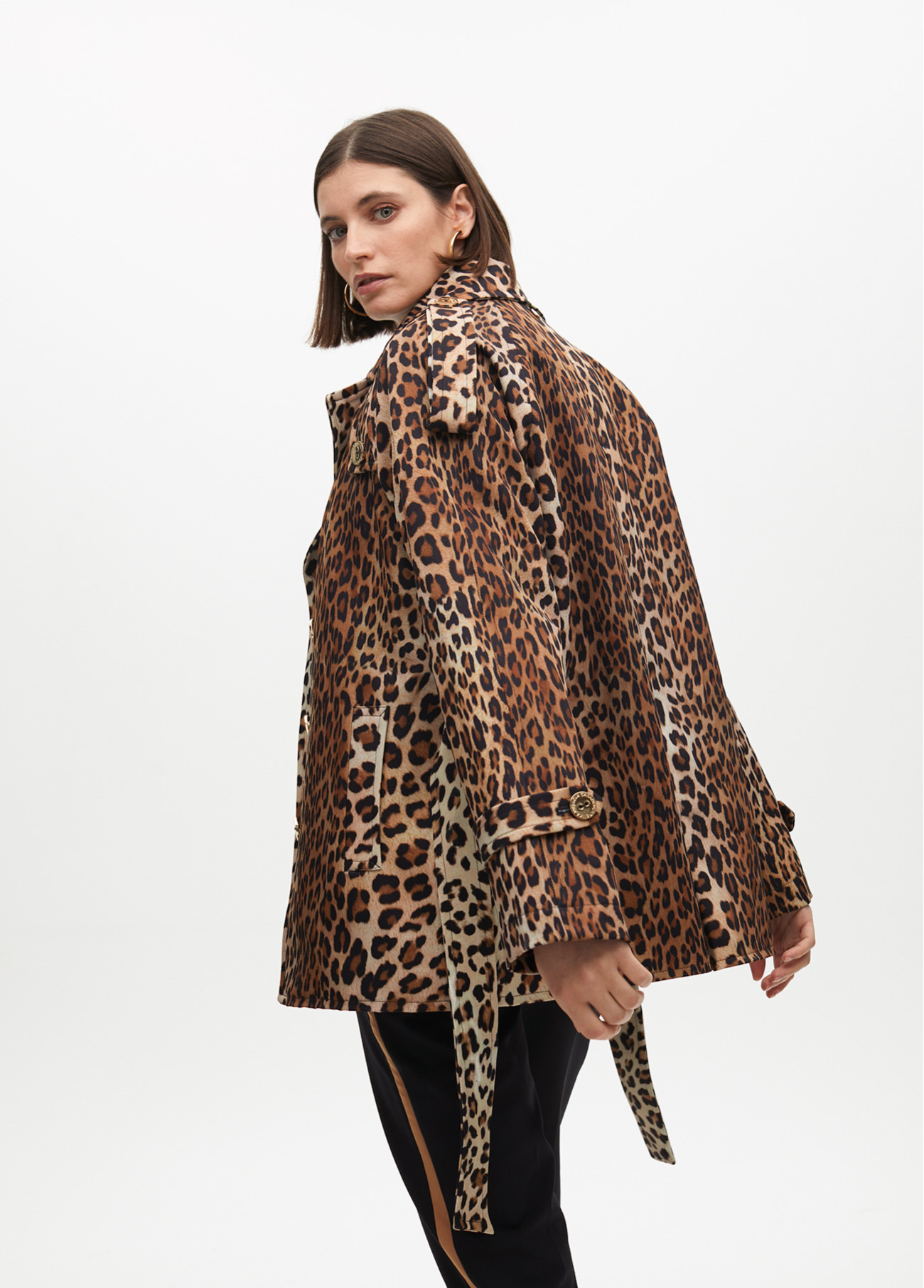 chaqueton-tipo-trench-corto-en-animal-print-con-cinturon-4