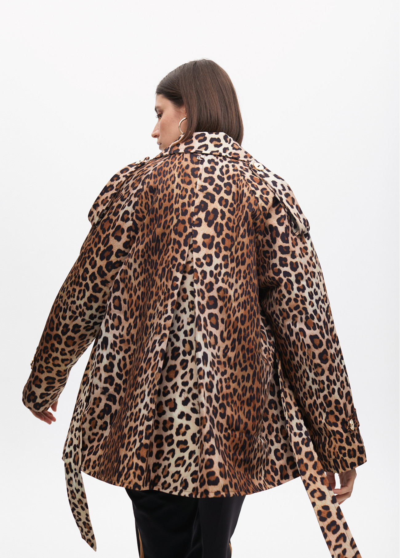chaqueton-tipo-trench-corto-en-animal-print-con-cinturon-5