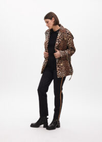 chaqueton-tipo-trench-corto-en-animal-print-con-cinturon-6