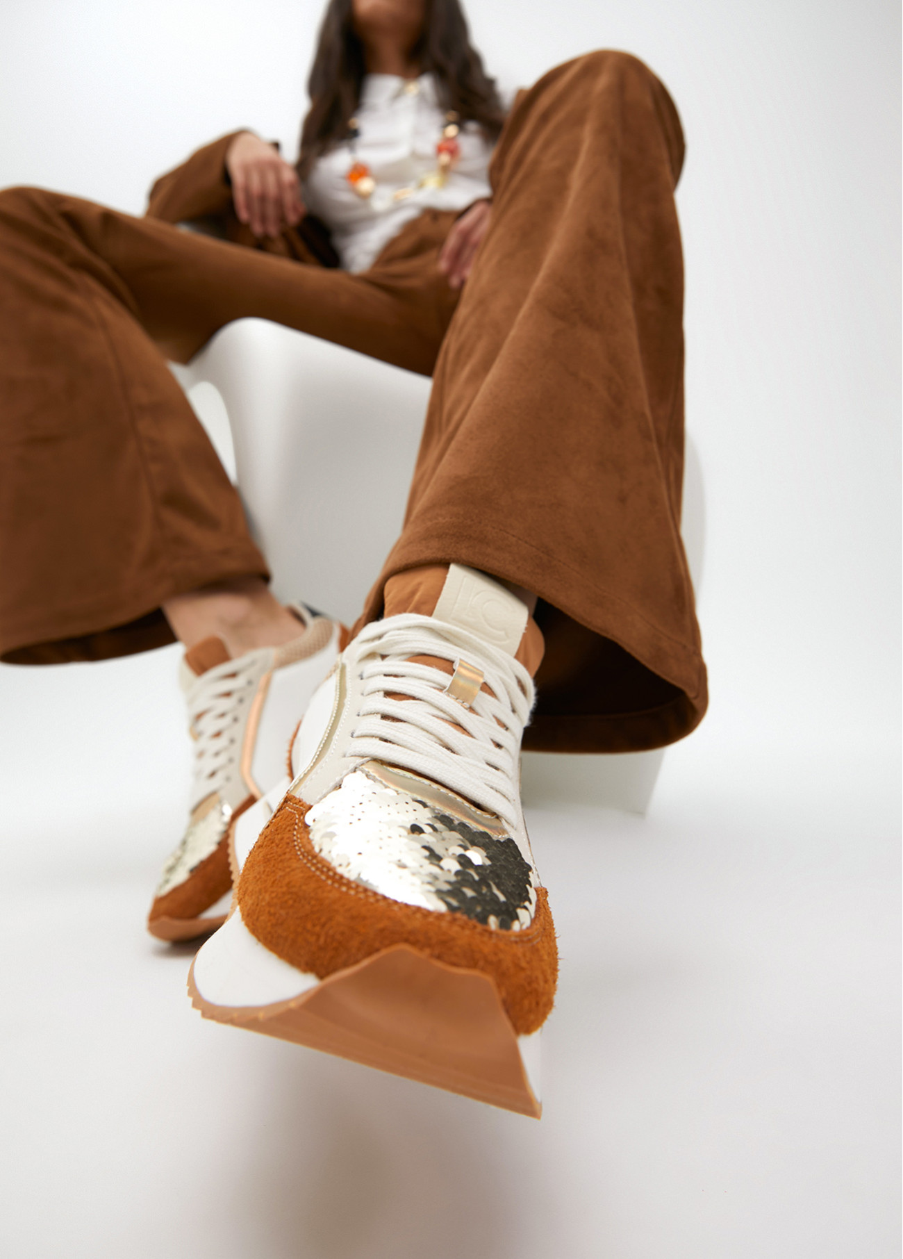 deportiva-con-suela-de-diferentes-texturas-y-detalles-en-piel-5