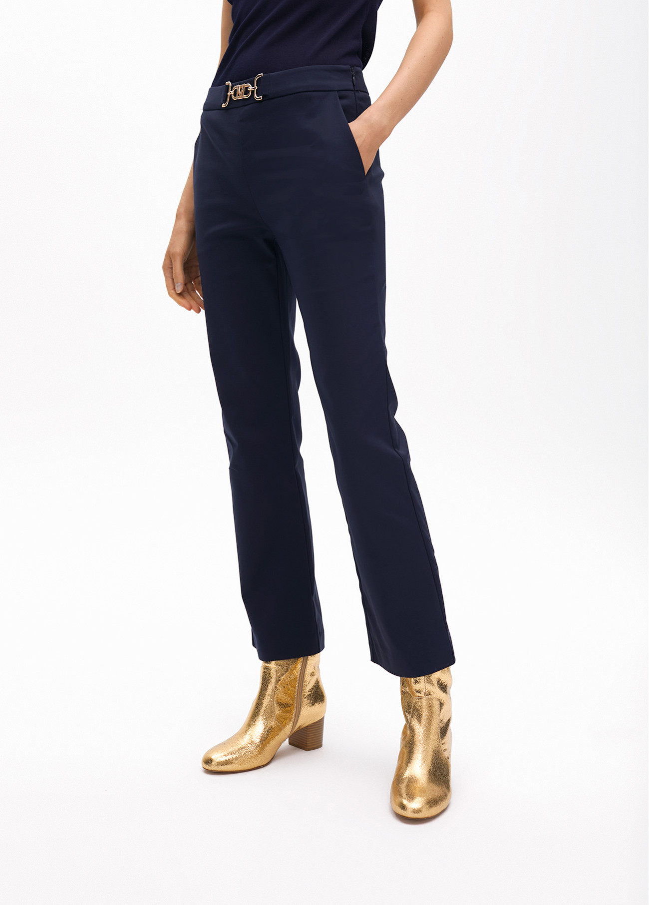 pantalon-campanita-cropped-con-detalle-joya-en-cintura-5