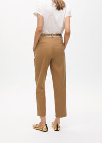 pantalon-chino-con-goma-logotipada-en-strass-8
