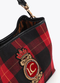 petite-sacoche-en-tissu-a-carreaux-avec-ecusson-5