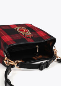 petite-sacoche-en-tissu-a-carreaux-avec-ecusson-6