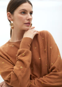 pull-avec-oeillets-a-epaule-tombante-3