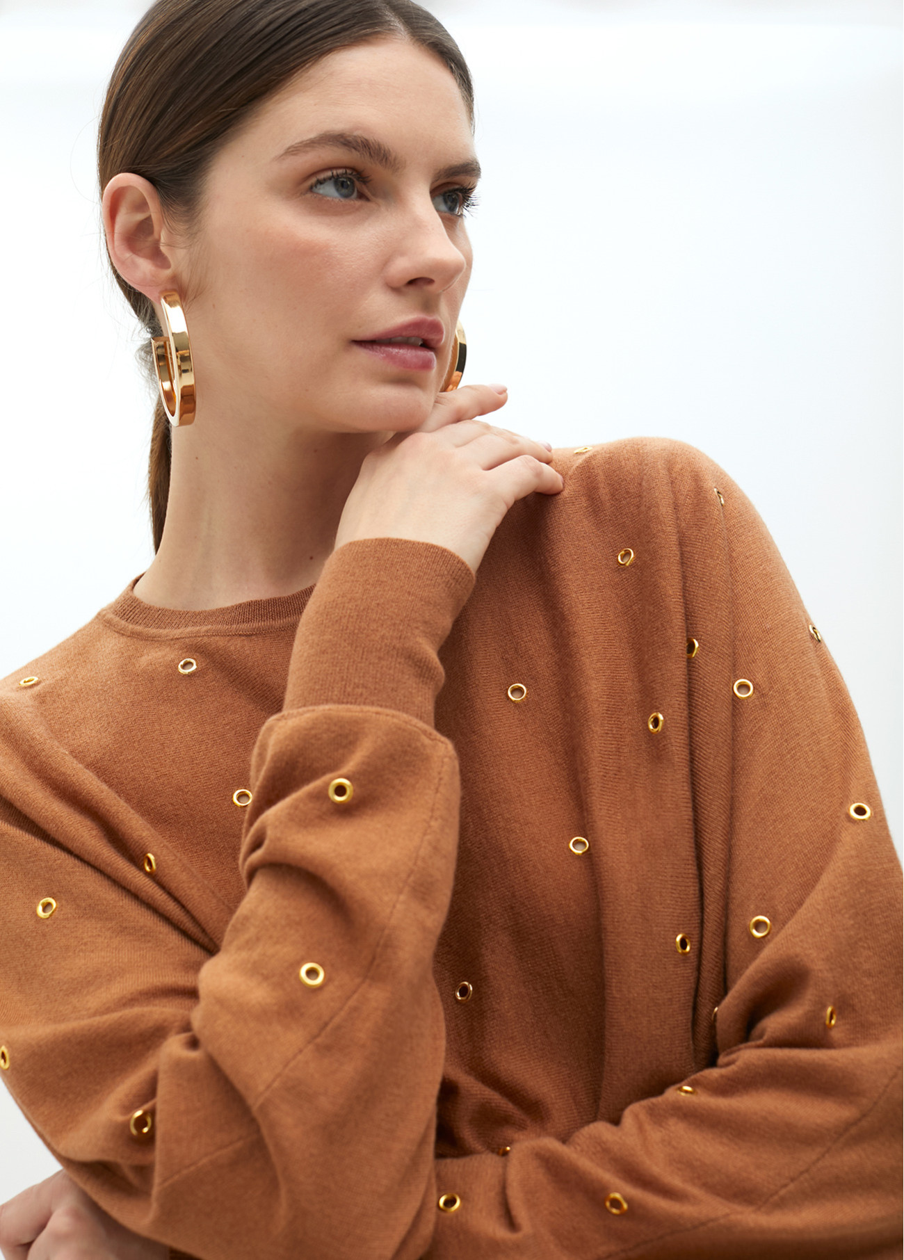 pull-avec-oeillets-a-epaule-tombante-3