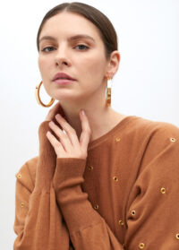 pull-avec-oeillets-a-epaule-tombante-4