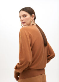 pull-avec-oeillets-a-epaule-tombante-7