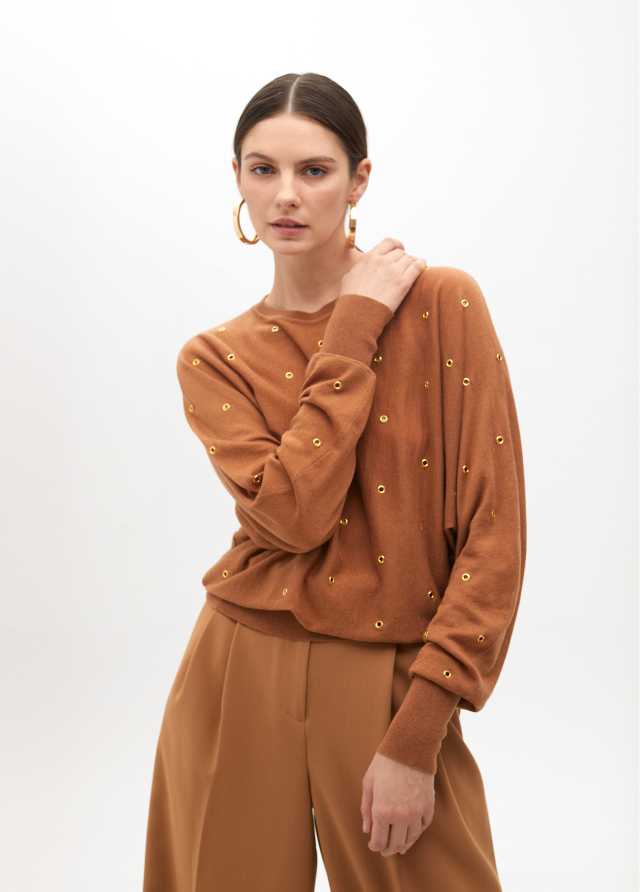 pull-avec-oeillets-a-epaule-tombante