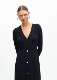 robe-en-maille-avec-boutons-et-jupe-evasee-4